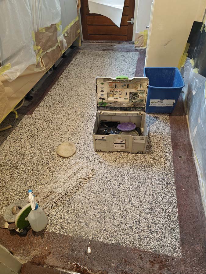 Granito vloer, Terazzo vloer tijdens onderhoud Granito vloer, Terazzo vloer tijdens onderhoud