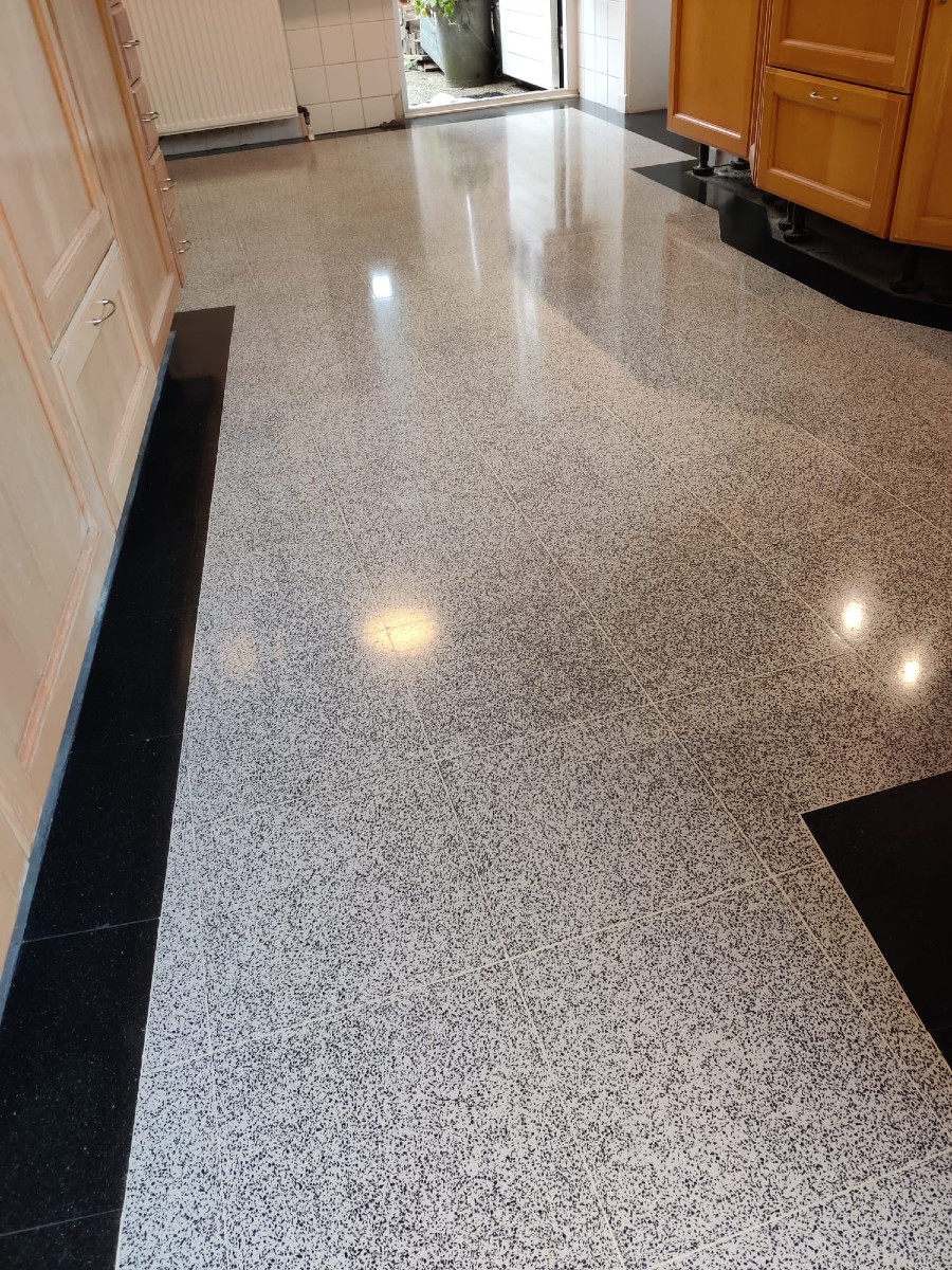 Granito vloer na behandeling ADM Natuursteenreinigers Granito vloer na behandeling ADM Natuursteenreinigers