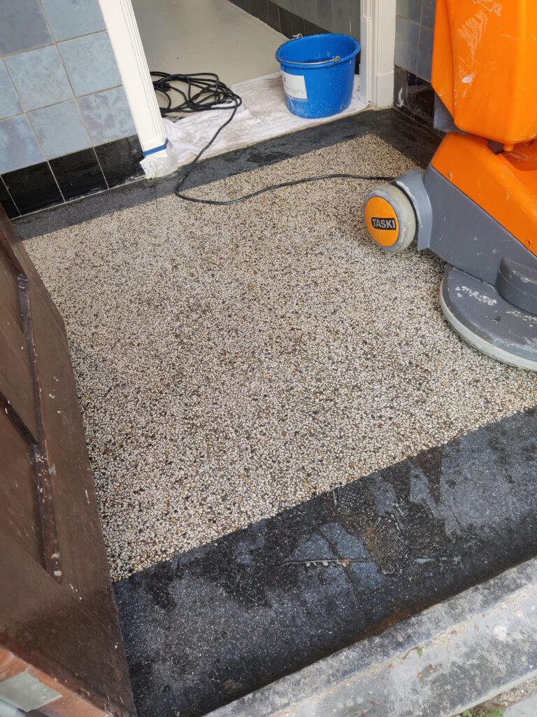 Terrazzo vloer reinigen, polijsten en onderhouden – Tijdens
